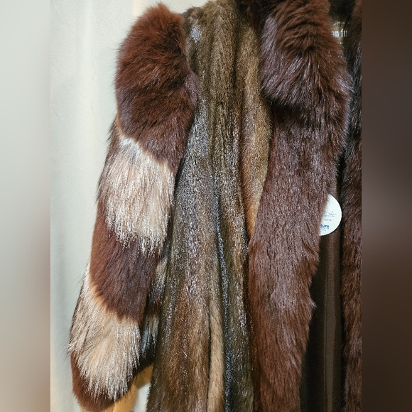 Luxurious Mahogany Mink Fur Coat with Crystal Fox Trim - Picture 3 of 7